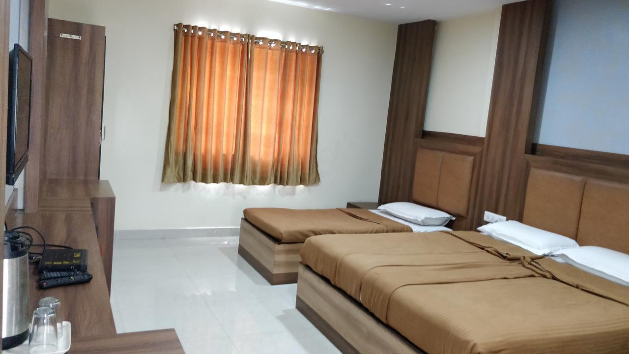 Hotel Dwaraka Paradise Гайдарабад Екстер'єр фото